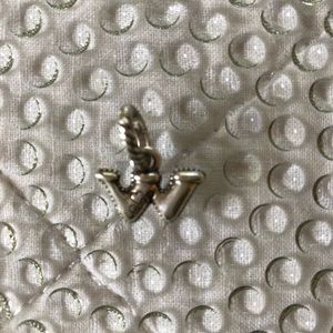 🌸 Brighton “w” Alphabet Charm 🌸